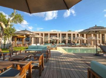 Casa · 261m² · 3 Recámaras · 4 Estacionamientos · Hermosa Casa con Amenidades en Lujoso Residencial en Cabo Norte Mérida