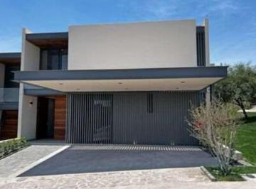 Casa · 200m² · 3 Recámaras · 3 Estacionamientos · Casa de Tres Recamaras Sala de Tv y Cuarto de Servicio en Altozano