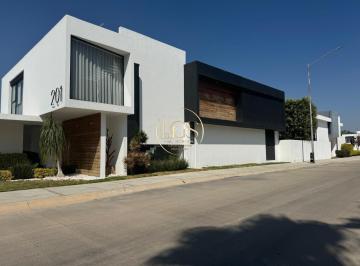 Casa · 300m² · 3 Recámaras · 4 Estacionamientos · Casa en Venta San Lorenzo Residencial Celaya