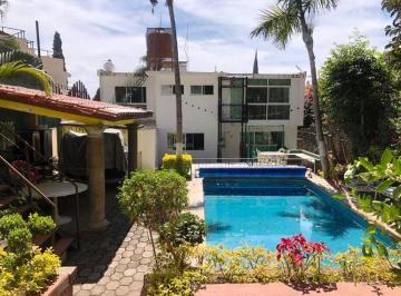 Casa de 3 habitaciones, Cuernavaca · Casa con 492 m² de Superficie de Terreno, 3 Recámaras en Venta en Lomas de Cortes