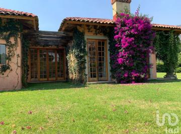 Casa · 700m² · 3 Recámaras · 20 Estacionamientos · Vendo Hermosa Finca en Av Principal. Naturaleza y Vista a Las Montañas de Tepoztlán.