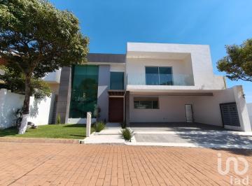 Casa · 550m² · 3 Recámaras · 3 Estacionamientos · Residencia en Exclusivo Fraccionamiento en Zona Dorada de Cuernavaca.