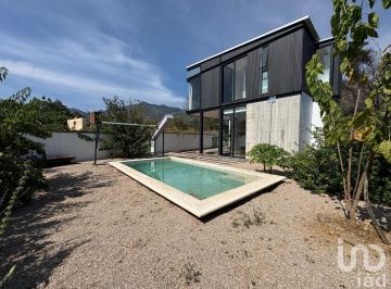 Casa · 250m² · 3 Recámaras · 3 Estacionamientos · Casa en Venta en Valle de Atongo, Tepoztlán con Vistas a Las Montañas y Acabados de Lujo.
