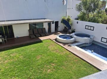 Casa de 5 habitaciones, Querétaro · Residencia y Edificio Anexo Que Rodean a un Jardín Principal con Terraza y Alberca