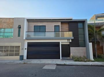 Casa · 290m² · 3 Recámaras · 2 Estacionamientos · Casa con Alberca en Venta en Lomas del Sol