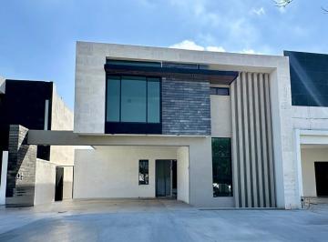 Casa · 330m² · 4 Recámaras · 2 Estacionamientos · Casa en Fraccionamiento Rincón de Alcántara