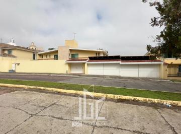 Casa · 750m² · 5 Recámaras · 4 Estacionamientos · Casa en Venta en Bugambilias 1era Seccion
