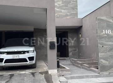 Casa · 720m² · 3 Recámaras · 2 Estacionamientos · Casa en Venta en Col. Vista Real en San Pedro Garza Garcia