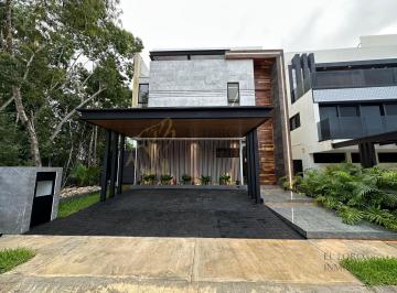 Casa · 304m² · 4 Recámaras · Casa en Venta en Via Cumbres Cancún 3 Niveles