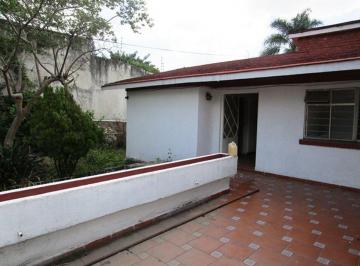 Casa de 4 habitaciones, Cuernavaca · Casa con 1194 m² de Superficie de Terreno y 4 Recámaras en Venta en Lomas del Mirador
