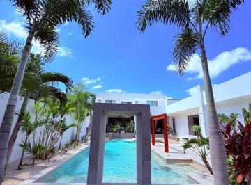 Casa · 650m² · 3 Recámaras · 2 Estacionamientos · Única y Lujosa Residencia con Piscina en Venta, Zona Country