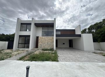 Casa · 480m² · 4 Recámaras · 2 Estacionamientos · Venta de Casa en Residencial Nortemérida Komchen Yucatán
