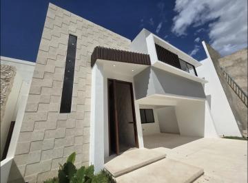 Casa · 320m² · 4 Recámaras · 2 Estacionamientos · Venta de Casa en Privada Única Living Merida Yucatan