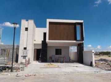 Casa de 4 habitaciones, Arteaga · Casa con Recámara en Planta Baja