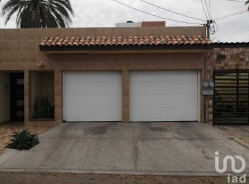 Casa · 180m² · 4 Recámaras · 2 Estacionamientos · Casa en Av Reforma