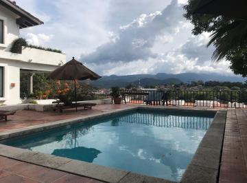 Casa en condominio de 2 habitaciones, Valle de Bravo · Acogedora Villa con Piscina y Seguridad