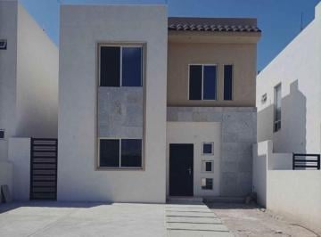 Casa de 3 habitaciones, Saltillo · Casa en Venta con Recámara en Planta Baja