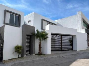 Casa · 606m² · 4 Recámaras · 3 Estacionamientos · Venta de Casa en Lomas de Gran Jardin