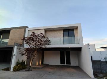 Casa · 240m² · 3 Recámaras · 2 Estacionamientos · Casa en Venta en Privada Forja Real
