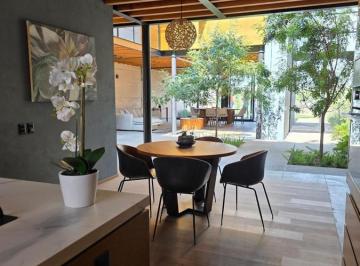 Casa · 400m² · 3 Recámaras · 3 Estacionamientos · Increíble Casa en Valle de Los Senderos Jardín Central y Techo Retráctil