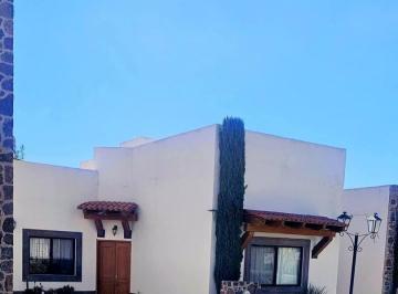 Casa · 173m² · 3 Recámaras · 2 Estacionamientos · Hermosa Casa Una Planta con Jardin y Roof Garden en Antigua Villa de Los Frailes