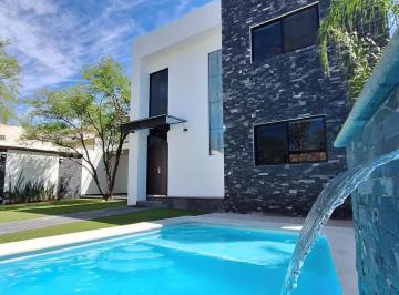 Casa · 360m² · 4 Recámaras · 2 Estacionamientos · Increíble Casa Nueva Amplia con Alberca y Jardin Privad0 en Villa de Los Frailes