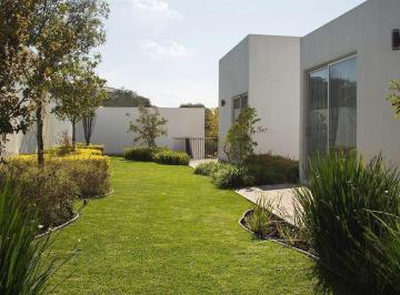 Terreno / Lote · 918m² · 4 Recámaras · 4 Estacionamientos · Casa Venta en Amanali Luminosa, Alberca y Jardín Privado