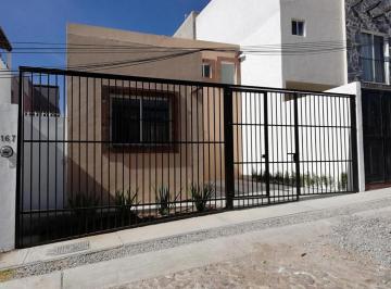 Casa · 160m² · 3 Recámaras · 2 Estacionamientos · Gran Oportunidad Casa Frente a Parque con Recámara en Planta Baja
