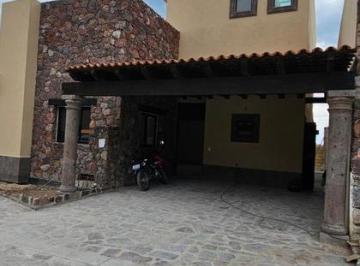 Casa · 300m² · 3 Recámaras · 3 Estacionamientos · La Mejor Preventa de Sma Frente Club de Golf Ventanas, Viñedos, en Zona Oro