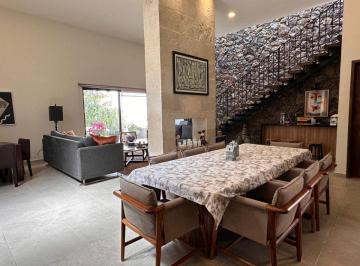 Terreno / Lote · 300m² · 4 Recámaras · Impecable Casa en Una Planta Cuatro Amplias Recámaras
