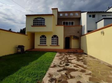 Casa · 442ha · 5 Recámaras · 3 Estacionamientos · Hermosa Casa en Fraccionamiento Praderas Amplia con Jardín