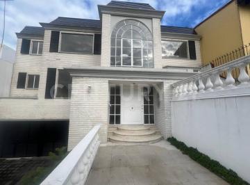 Casa · 450m² · 4 Recámaras · 5 Estacionamientos · Amplia Casa en Venta en Calle Cerrada con Vigilancia en La Herradura