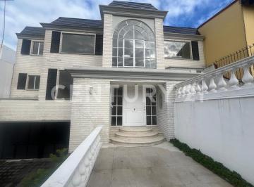 Casa · 450m² · 4 Recámaras · 5 Estacionamientos · Amplia Casa en Venta en Calle Cerrada con Vigilancia en La Herradura