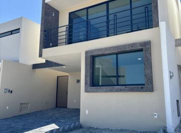 Fachada con balcón · Casa en Venta Fraccionamiento Sauco, Harás del Bosque