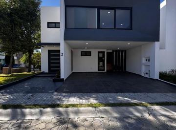 Casa · 390m² · 4 Recámaras · 2 Estacionamientos · Casa en Venta en Lomas de Angelopolis, Cascatta, Puebla.