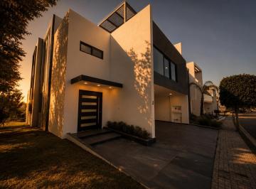 Casa · 390m² · 4 Recámaras · 2 Estacionamientos · Casa en Venta en Lomas de Angelopolis, Cascatta, Puebla.