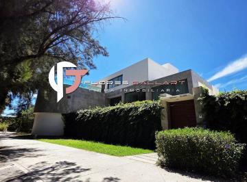 Casa en condominio · 499m² · 5 Recámaras · 3 Estacionamientos · Casa en Venta en Residencial Tierra Verde Al Norte de La Ciudad de Aguascalientes