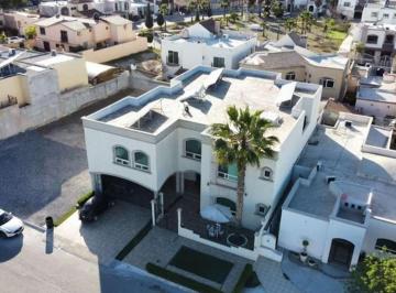 Casa de 5 habitaciones, Saltillo · Hermosa Residencia con Excelentes Espacios en San Patricio Plus