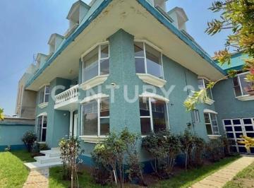 Casa · 533m² · 5 Recámaras · 5 Estacionamientos · Casa en Venta en Toluca Centro, Estado de México.