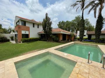 Casa · 255m² · 3 Recámaras · 4 Estacionamientos · Casa en Venta Residencial El Carmen, León Guanajuato