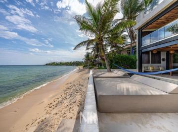 Casa · 341m² · 4 Recámaras · 2 Estacionamientos · Se Vende Casa de Estilo Moderno en La Playa de Akumal