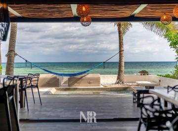 Casa · 341m² · 4 Recámaras · 2 Estacionamientos · Se Vende Casa de Estilo Moderno en La Playa de Akumal