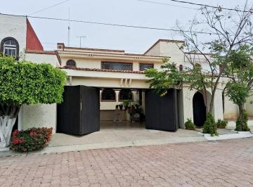 Casa · 529m² · 4 Recámaras · 3 Estacionamientos · Casa en Venta Arbide León Gto