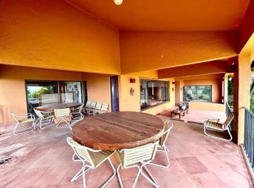 Casa · 850m² · 6 Recámaras · 8 Estacionamientos · Casa en Fraccionamiento Los Limoneros