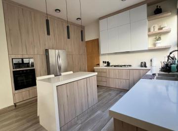 Casa · 317m² · 3 Recámaras · 4 Estacionamientos · Casa en Venta en Carretera Nacional
