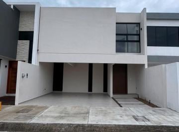 Casa · 202m² · 3 Recámaras · 2 Estacionamientos · Casa en Fraccionamiento Lomas del Dorado