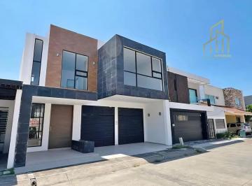Casa · 300m² · 3 Recámaras · 2 Estacionamientos · Casa en Fraccionamiento Las Palmas