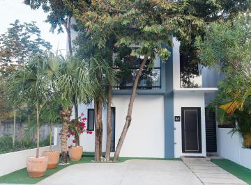 Casa · 158m² · 3 Recámaras · 2 Estacionamientos · Casa Renovada y Totalmente Amueblada en Privada con Seguridad – Playa del Carmen