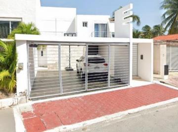 Casa de 4 habitaciones, Benito Juárez · Casa con 4 Habitaciones en Venta con 180 m² Superficie de Terreno en Zona Hotelera