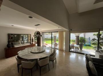 Casa · 750m² · 3 Recámaras · 5 Estacionamientos · Casa en Venta Jardines del Campestre, León, Gto.